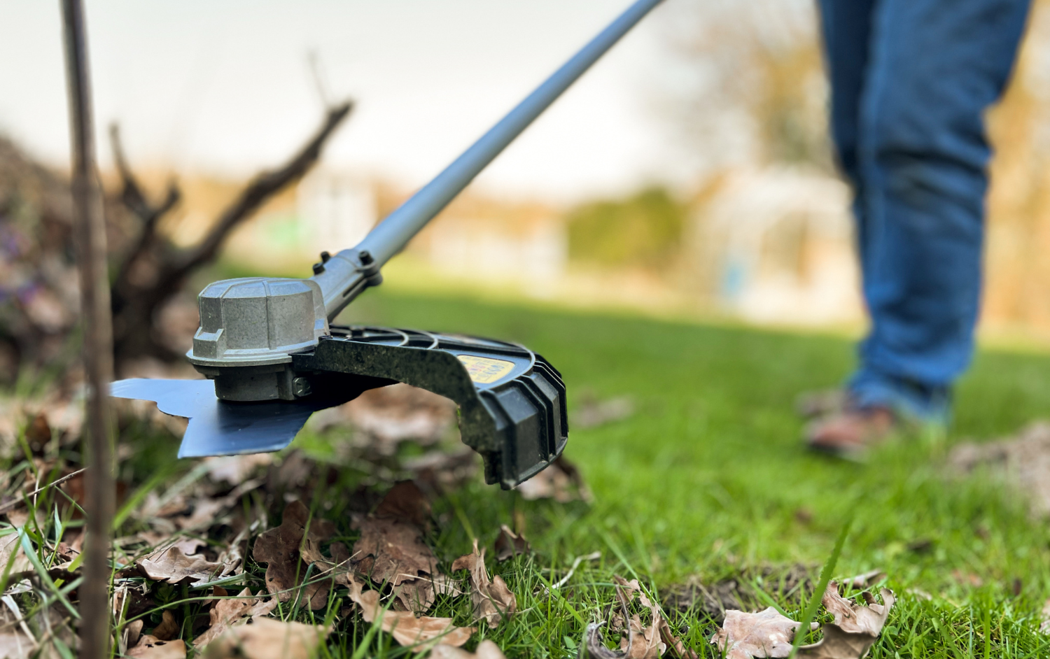 Gamechanger im Garten: Der Akku-Freischneider von LEO Garden